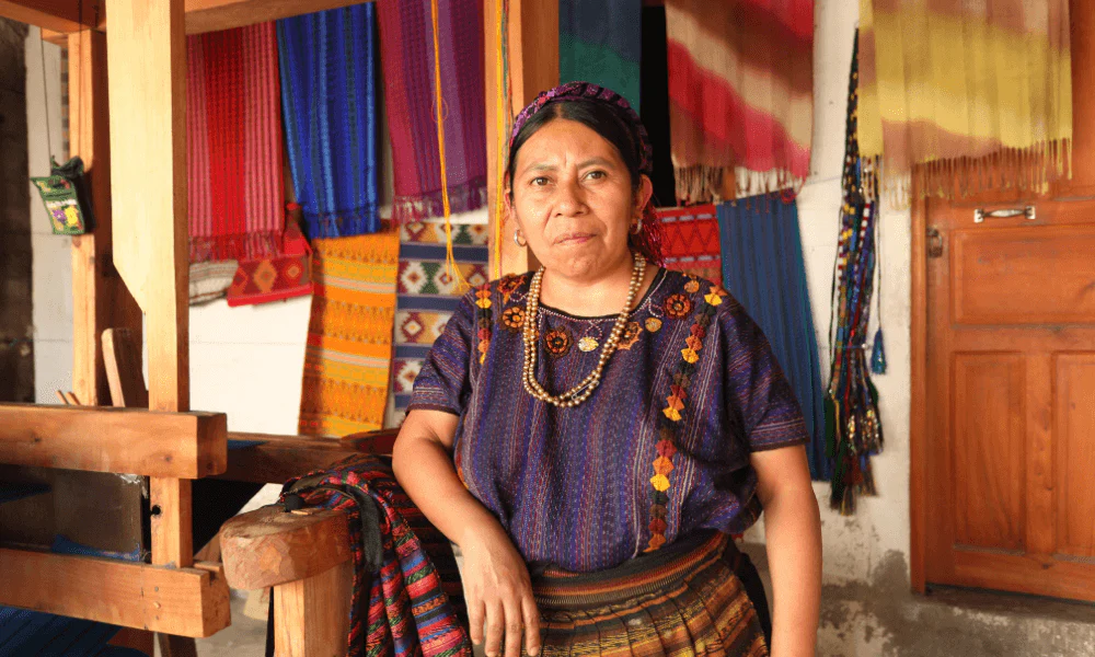 Frente al plagio y la industrialización, las tejedoras mayas sostienen una lucha.webp